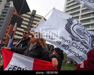 10 settembre 2022, Lima, Lima, Perù: Un uomo che sventola bandiere bianche quando centinaia di persone si riuniscono per le strade per celebrare il 30° anniversario della cattura e il primo anniversario della morte di Abimael Guzman, leader del gruppo terroristico del Sentiero splendente. Guzman (86) è stato catturato il 12 settembre 1992 e morì nella prigione della base navale di Callao l'11 settembre 2021, dove stava scontando un ergastolo per atti terroristici che hanno devastato il paese negli anni '1980 e '1990 (Immagine di credito: © Carlos Garcia Granthon/ZUMA Press Wire) Foto Stock