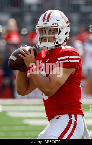 10 settembre 2022: Il quarterback dei Wisconsin Badgers Myles Burkett (16) si scalda durante la partita di football NCAA tra i Washington State Cougars e i Wisconsin Badgers al Camp Randall Stadium di Madison, WISCONSIN. Darren Lee/CSM (immagine di credito: © Darren Lee/CSM via ZUMA Press Wire) Foto Stock