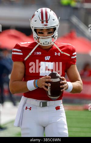 10 settembre 2022: Il quarterback dei Wisconsin Badgers Graham Mertz (5) si scalda durante la partita di football NCAA tra i Washington State Cougars e i Wisconsin Badgers al Camp Randall Stadium di Madison, WISCONSIN. Darren Lee/CSM (immagine di credito: © Darren Lee/CSM via ZUMA Press Wire) Foto Stock