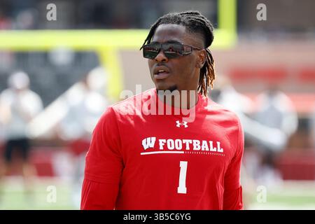 10 settembre 2022: Il cornerback dei Wisconsin Badgers Jay Shaw (1) si scalda durante la partita di football NCAA tra i Washington State Cougars e i Wisconsin Badgers al Camp Randall Stadium di Madison, WISCONSIN. Darren Lee/CSM (immagine di credito: © Darren Lee/CSM via ZUMA Press Wire) Foto Stock