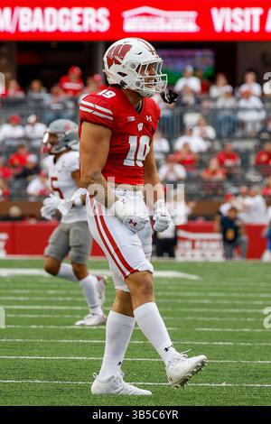 10 settembre 2022: Il linebacker dei Wisconsin Badgers Nick Herbig (19) celebra il suo sack durante la partita di football NCAA tra i Washington State Cougars e i Wisconsin Badgers al Camp Randall Stadium di Madison, WISCONSIN. Darren Lee/CSM (immagine di credito: © Darren Lee/CSM via ZUMA Press Wire) Foto Stock