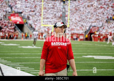 10 settembre 2022: Il coordinatore difensivo dei Wisconsin Badgers Jim Leonhard cammina a bordo campo durante la partita di football NCAA tra i Washington State Cougars e i Wisconsin Badgers al Camp Randall Stadium di Madison, WISCONSIN. Darren Lee/CSM (immagine di credito: © Darren Lee/CSM via ZUMA Press Wire) Foto Stock