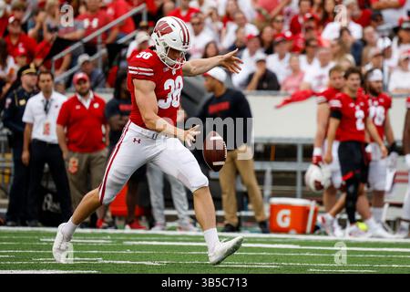 10 settembre 2022: Il punter dei Wisconsin Badgers Andy Vujnovich (38) ha puntato il pallone durante la partita di football NCAA tra i Washington State Cougars e i Wisconsin Badgers al Camp Randall Stadium di Madison, WISCONSIN. Darren Lee/CSM (immagine di credito: © Darren Lee/CSM via ZUMA Press Wire) Foto Stock