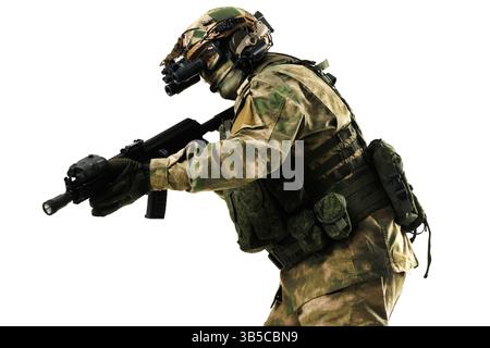 Un personale militare che indossa un moderno equipaggiamento tattico e mimetico, che tiene in mano un'arma e mira. L'immagine ritrae la prontezza, la guerra moderna, professio Foto Stock