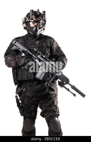 Soldato delle operazioni speciali equipaggiato con equipaggiamento tattico avanzato, che tiene in mano un'arma da fuoco, indossa una maschera antigas e occhiali per la visione notturna, a indicare la prontezza Foto Stock