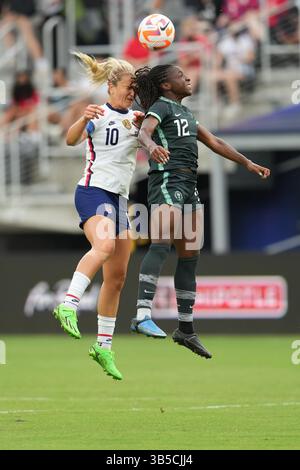 6 settembre 2022, Washington, DC, Stati Uniti: WASHINGTON, DC - 6 SETTEMBRE: Lindsey Horan #10 degli Stati Uniti si prepara a un colpo di testa con Michelle Alozie #12 della Nigeria durante una partita tra Nigeria e USWNT all'Audi Field il 6 settembre 2022 a Washington, DC. (Credit Image: © Brad Smith/ISIPhotos via ZUMA Press Wire) Foto Stock