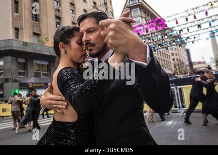 17 settembre 2022, Buenos Aires, Argentina: Un gruppo di coppie balla il tango di fronte a migliaia di persone durante un intervallo alle finali del Campionato Mondiale di Tango 2022. L'edizione 2022 del Campionato del mondo di Tango si è svolta ai piedi dell'Obelisco della città di Buenos Aires. Con l'aiuto di migliaia di persone arrivate presto per godere del virtuosismo delle coppie e degli spettacoli delle orchestre di tango, il campionato ha avuto la partecipazione di 560 coppie provenienti da 30 paesi diversi. (Immagine di credito: © Nacho Boullosa/SOPA Images via ZUMA Press Wire) Foto Stock