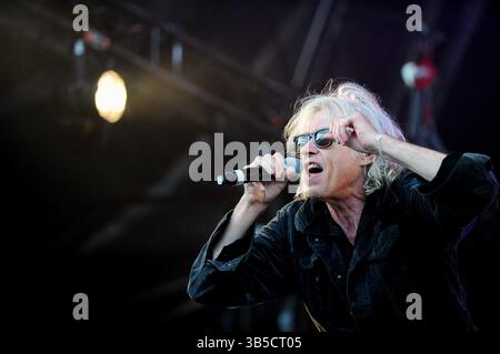 16 giugno 2018, Leeds, South Yorkshire, Regno Unito: Sir Bob Geldof cantante principale dei Boomtown Rats si esibisce dal vivo sul palco al Lets Rock Leeds 80s Festival nel Regno Unito. (Immagine di credito: © Robin Burns/SOPA Images via ZUMA Press Wire) Foto Stock