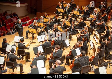5 marzo 2011, Costa Mesa, California, USA: Il direttore Gustavo Dudamel conduce la Los Angeles Philharmonic alla Rene and Henry Segerstrom Concert Hall di Costa Mesa. (Immagine di credito: © Nicholas Koon/ZUMA Press Wire) Foto Stock
