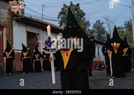 16 aprile 2022, Patzcuaro, Michoacan, Messico: I penitenti della Chiesa cattolica romana indossavano i tradizionali capirotes, durante una processione per le strade in celebrazione del sabato Santo, 16 aprile 2022 a Patzcuaro, Michoacan, Messico. La piccola città indigena conserva le tradizioni del dominio coloniale spagnolo, tra cui la confraternita dei penitenti durante la settimana Santa. (Immagine di credito: © Richard Ellis/ZUMA Press Wire) Foto Stock