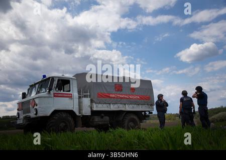 30 aprile 2022, Derhachi, Ucraina: Servizio di emergenza statale i tecnici di smaltimento di ordigni esplosivi si preparano a collocare una bomba a grappolo russa inesplosa in un veicolo di raccolta esplosivo dopo che hanno rimosso la bomba da un campo di raccolta vicino a Derhachi, una città a nord di Charkiv, Ucraina, il 30 aprile 2022. Negli ultimi due mesi almeno un vigile del fuoco e tre esperti di smaltimento delle bombe sono stati uccisi. (Immagine di credito: © Daniel Carde/ZUMA Press Wire) Foto Stock