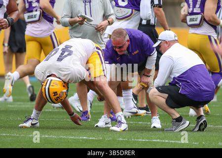 16 aprile 2022: Il capo allenatore della LSU Brian Kelly e il coordinatore delle squadre speciali Brian Polian lavorano con il Long snapper Slade Roy (44) durante l'ultima settimana di allenamento primaverile al Tiger Stadium di Baton Rouge, LOUISIANA. Jonathan Mailhes/CSM(immagine di credito: © Jonathan Mailhes/CSM via ZUMA Press Wire) Foto Stock
