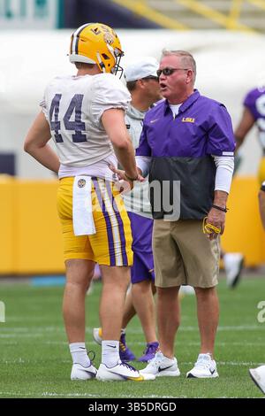 16 aprile 2022: Il capo allenatore della LSU Brian Kelly parla con il Long snapper Slade Roy (44) durante l'ultima settimana di allenamento primaverile al Tiger Stadium di Baton Rouge, LOUISIANA. Jonathan Mailhes/CSM(immagine di credito: © Jonathan Mailhes/CSM via ZUMA Press Wire) Foto Stock