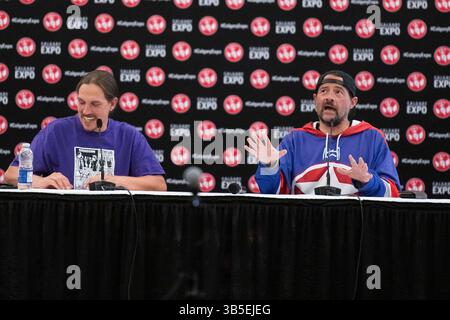22 aprile 2022, Calgary, Alberta, Canada: Kevin Smith si unisce a Jason Mews sul palco della riunione di â€œJay & Silent Bobâ€ al Calgary Comic and Entertainment Expo (Credit Image: © Baden Roth/ZUMA Press Wire) Foto Stock