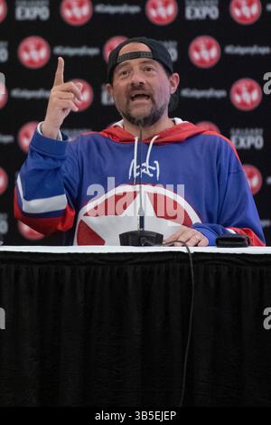 22 aprile 2022, Calgary, Alberta, Canada: Kevin Smith si unisce a Jason Mews sul palco della riunione di â€œJay & Silent Bobâ€ al Calgary Comic and Entertainment Expo (Credit Image: © Baden Roth/ZUMA Press Wire) Foto Stock