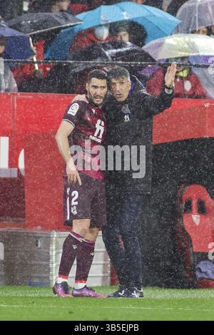 20 marzo 2022, SIVIGLIA, SIVIGLIA, SPAGNA: Joseba Zaldua del Real Sociedad e Imanol Aguacil, allenatore del Real Sociedad, in azione durante il campionato spagnolo, la Liga Santander, partita di calcio giocata tra Siviglia FC e Real Sociedad allo stadio Ramon Sanchez-Pizjuan il 20 marzo 2022, a Siviglia, Spagna. (Immagine di credito: © Joaquin Corchero/AFP7 tramite ZUMA Press Wire) Foto Stock