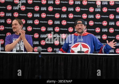 22 aprile 2022, Calgary, Alberta, Canada: Kevin Smith si unisce a Jason Mews sul palco della riunione di â€œJay & Silent Bobâ€ al Calgary Comic and Entertainment Expo (Credit Image: © Baden Roth/ZUMA Press Wire) Foto Stock