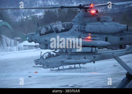17 marzo 2022, Setermoen, Norvegia: Il capitano Jospeh Rule e il maggiore Brain Blanco, con il 2nd Marine Aircraft Wing, pilotano i loro elicotteri d'attacco AH-1Z Viper durante l'esercitazione Cold Response 22, 17 marzo 2022 a Setermoen, Norvegia. L'esercizio biennale di preparazione nazionale norvegese e di difesa è visto come una contrapposizione all'aggressione russa nella regione. (Immagine di credito: © Sgt. Jonathon Wiederhold/U.S. Ma/Planet Pix tramite filo ZUMA Press) Foto Stock