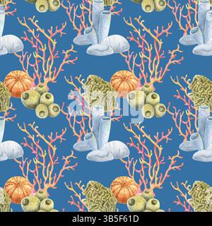 Motivo acquerello senza cuciture con coralli, spugne, ricci di mare e vita marina su sfondo blu. Perfetto per tessuti, carta da imballaggio e decorazioni estive Foto Stock