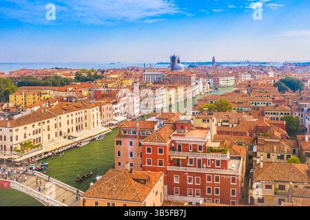Una splendida vista panoramica aerea del Canal grande a Venezia, che mostra vivaci edifici colorati che costeggiano il corso d'acqua e le gondole che scorrono nel canale Foto Stock