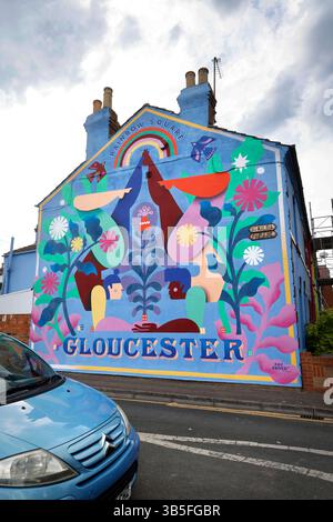 La "Rainbow Square" di Gloucester, con case dai colori vivaci, su Nettleton Road, St Kilda Parade e Station Road, creata dall'artista Tash Frootko. - 1 ma Foto Stock