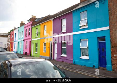 La "Rainbow Square" di Gloucester, con case dai colori vivaci, su Nettleton Road, St Kilda Parade e Station Road, creata dall'artista Tash Frootko. - 1 ma Foto Stock