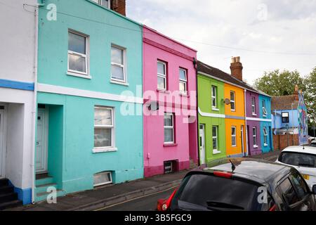 La "Rainbow Square" di Gloucester, con case dai colori vivaci, su Nettleton Road, St Kilda Parade e Station Road, creata dall'artista Tash Frootko. - 1 ma Foto Stock