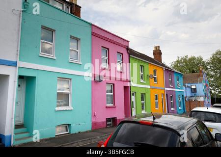 La "Rainbow Square" di Gloucester, con case dai colori vivaci, su Nettleton Road, St Kilda Parade e Station Road, creata dall'artista Tash Frootko. - 1 ma Foto Stock