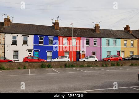 La "Rainbow Square" di Gloucester, con case dai colori vivaci, su Nettleton Road, St Kilda Parade e Station Road, creata dall'artista Tash Frootko. - 1 ma Foto Stock