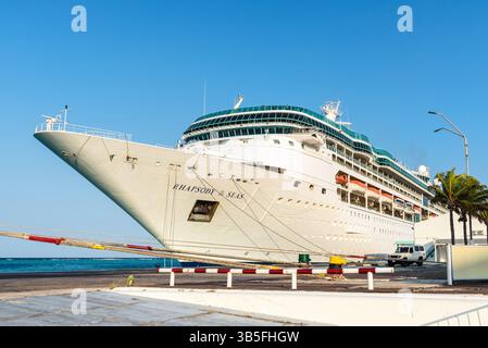 Oranjestad, Aruba - 11 aprile 2024: La nave da crociera Rhapsody of the Seas è ormeggiata al porto crocieristico di Oranjestad, Aruba. Foto Stock