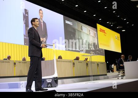 Bonn, Germania. 2 maggio 2025. Tobias Meyer, CEO di DHL Group, parla all'Assemblea generale annuale DHL Group Bonn, 2 maggio 2025. Crediti: Juergen Schwarz/Alamy Live News Foto Stock