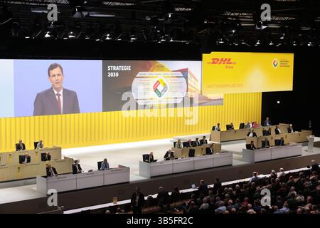 Bonn, Germania. 2 maggio 2025. Tobias Meyer, CEO di DHL Group, parla sul podio all'Annual General Meeting DHL Group Bonn, 2 maggio 2025. Crediti: Juergen Schwarz/Alamy Live News Foto Stock