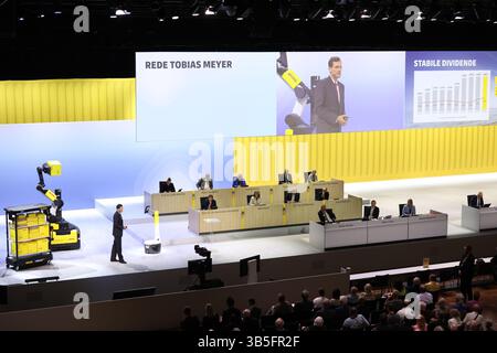 Bonn, Germania. 2 maggio 2025. Tobias Meyer, CEO di DHL Group, parla sul podio all'Annual General Meeting DHL Group Bonn, 2 maggio 2025. Crediti: Juergen Schwarz/Alamy Live News Foto Stock
