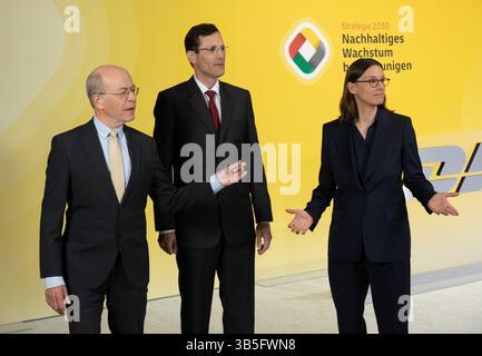 Bonn, Germania. 2 maggio 2025. Tobias Meyer (M), CEO del gruppo DHL con la nuova presidente designata del Consiglio di vigilanza Katrin Suder (R) e il presidente del Consiglio di vigilanza Nikolaus von Bomhard, Annual General Meeting DHL Group Bonn, 2 maggio 2025. Crediti: Juergen Schwarz/Alamy Live News Foto Stock