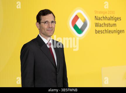 Bonn, Germania. 2 maggio 2025. Tobias Meyer, CEO DHL Group, Assemblea generale annuale DHL Group Bonn, 2 maggio 2025. Crediti: Juergen Schwarz/Alamy Live News Foto Stock