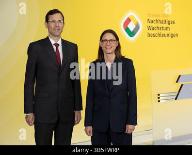 Bonn, Germania. 2 maggio 2025. Tobias Meyer, CEO del gruppo DHL con la Presidente designata del Consiglio di vigilanza Katrin Suder, Assemblea generale annuale DHL Group Bonn, 2 maggio 2025. Crediti: Juergen Schwarz/Alamy Live News Foto Stock