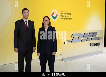 Bonn, Germania. 2 maggio 2025. Tobias Meyer, CEO del gruppo DHL con la Presidente designata del Consiglio di vigilanza Katrin Suder, Assemblea generale annuale DHL Group Bonn, 2 maggio 2025. Crediti: Juergen Schwarz/Alamy Live News Foto Stock