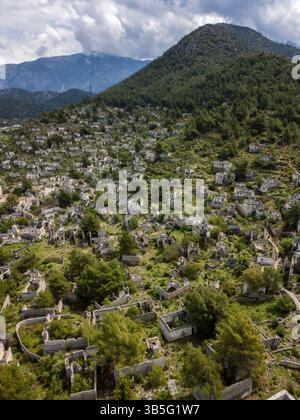 Vista aerea delle case in rovina della città fantasma di Kayakoy a Fethiye Foto Stock