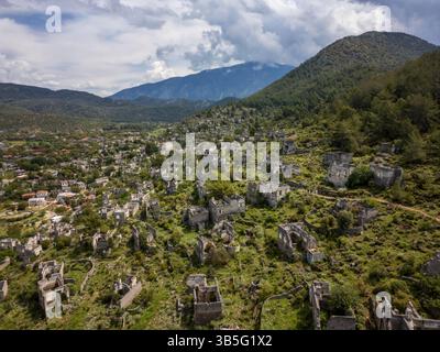 Vista aerea delle case in rovina della città fantasma di Kayakoy a Fethiye Foto Stock