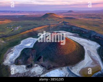Vista aerea del cratere vulcanico del lago Meke al tramonto in Turchia Foto Stock