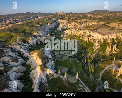 Vista aerea del paesaggio della Valle dell'amore della Cappadocia all'alba Foto Stock