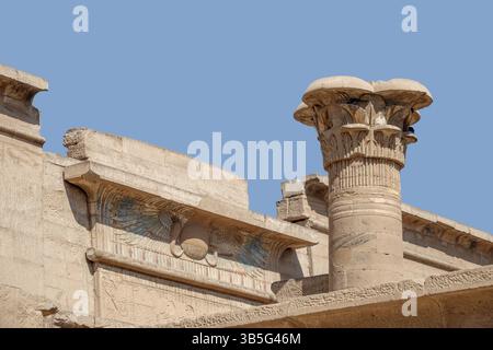 Il pilone di Tolomeo VII, al Tempio piccolo di Medinet Habu, sponda occidentale del Nilo Luxor, Egitto Foto Stock