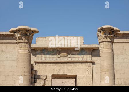 Il pilone di Tolomeo VII, al Tempio piccolo di Medinet Habu, sponda occidentale del Nilo Luxor, Egitto Foto Stock