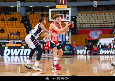 24 febbraio 2022, Atene, Lombardia, Grecia: SASHA VEZENKOV, 14° posto dell'Olympiakos Pireo in azione durante la partita del Round 27 dell'EuroLeague Regular Season di Turkish Airlines tra Olympiakos Pireo e AX Armani Exchange Milano allo Stadio della Pace e dell'amicizia il 24 febbraio 2022 ad Atene, Grecia. (Immagine di credito: © Stefanos Kyriazis/ZUMA Press Wire) Foto Stock