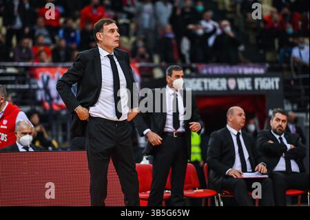 24 febbraio 2022, Atene, Lombardia, Grecia: GEORGIOS BARTZOKAS, Olympiacos Piraeus Head Coach in azione durante la partita Turkish Airlines EuroLeague Regular Season Round 27 tra Olympiacos Piraeus e AX Armani Exchange Milan allo Stadio Peace and Friendship il 24 febbraio 2022 ad Atene, Grecia. (Immagine di credito: © Stefanos Kyriazis/ZUMA Press Wire) Foto Stock