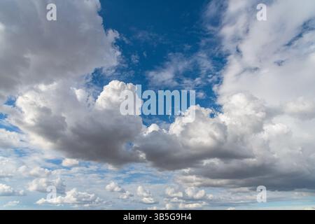 Un mix di nuvole basse e alte nel cielo pomeridiano da Blayney, New South Wales, Australia. Foto Stock