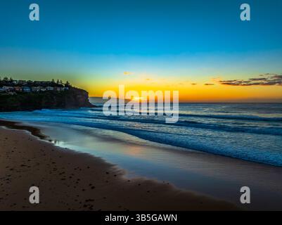 Aerial Sunrise Seascape con onde a Bilgola Beach sulle spiagge settentrionali di Sydney, NSW, Australia. Foto Stock
