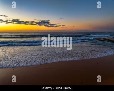 Aerial Sunrise Seascape con onde a Bilgola Beach sulle spiagge settentrionali di Sydney, NSW, Australia. Foto Stock