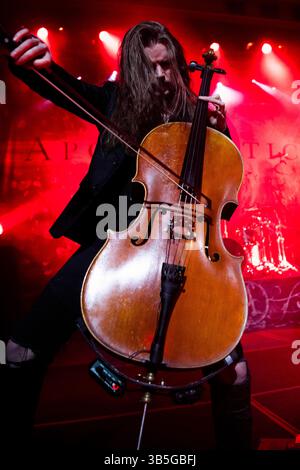 24 aprile 2022, Calgary, Alberta, Canada: Perttu Kivilaakso degli Apocalyptica si esibisce in concerto a Calgary, Alberta. (Immagine di credito: © Baden Roth/ZUMA Press Wire) Foto Stock