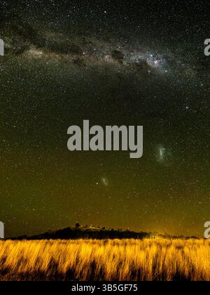 Il cielo notturno buio con la via Lattea piena di stelle e un accenno all'aurora del Sud da Blayney, Central West, NSW, Australia. Foto Stock